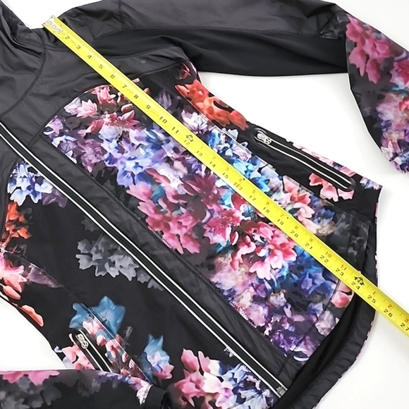 Lululemon Get Up & Glow Black Reversible Jacket Spring Has Sprung Mutli Floral 4 - Picture 14 of 16